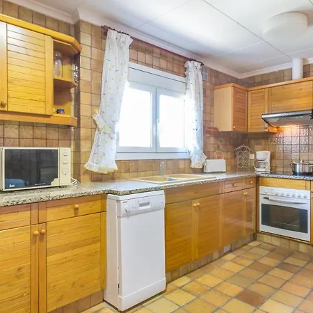 Sleeps 8 Villa *